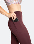 Pocket function of burgundy exercise tights